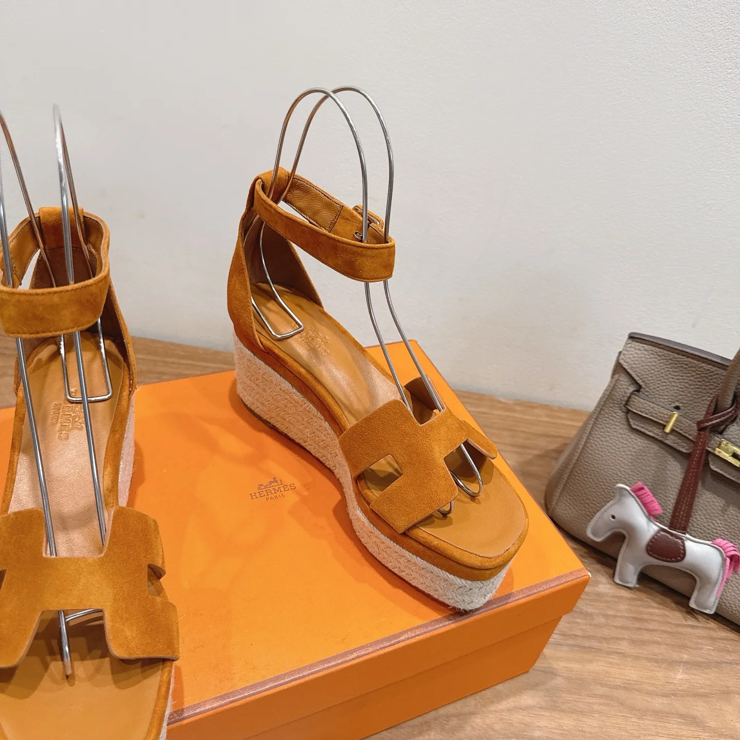 👟👟Ex-factory price 720👟👟 Hermes... a Eclair 2025 new color + popular series, the version is super positive, with a certain thickness, which makes the legs longer! Breathable, comfortable calfskin, spring and summer color matching, this item is both beautiful and comfortable! Channel supply code size: 35-39 can be ordered as 40.41 with airplane box ➕20